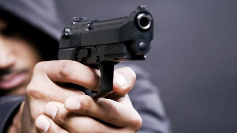 Homem escapa após casa ser invadida e atacada a tiros
