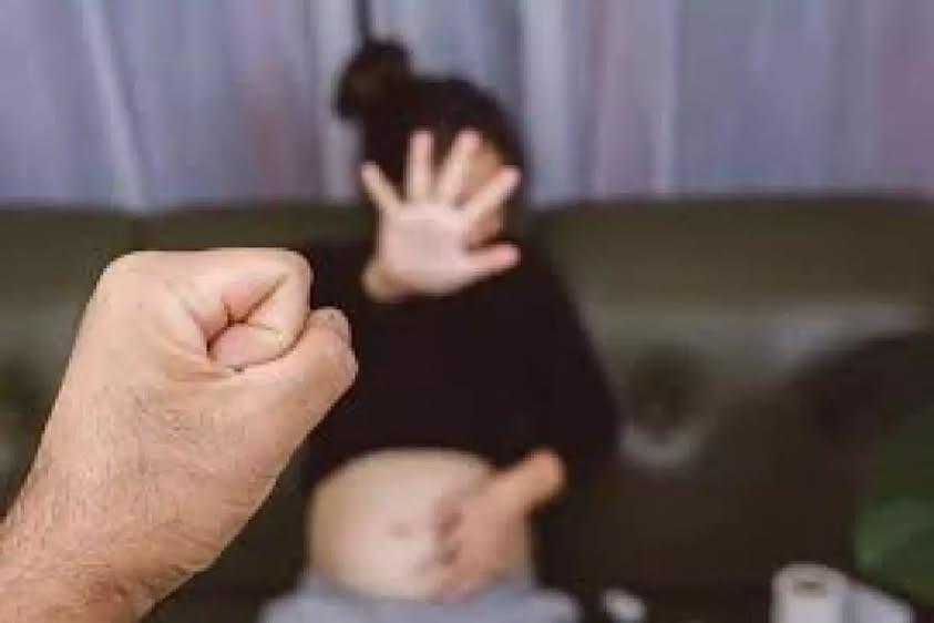 Homem espanca mulher grávida, bate no irmão dela e tenta colocar fogo em moto em Diamantino