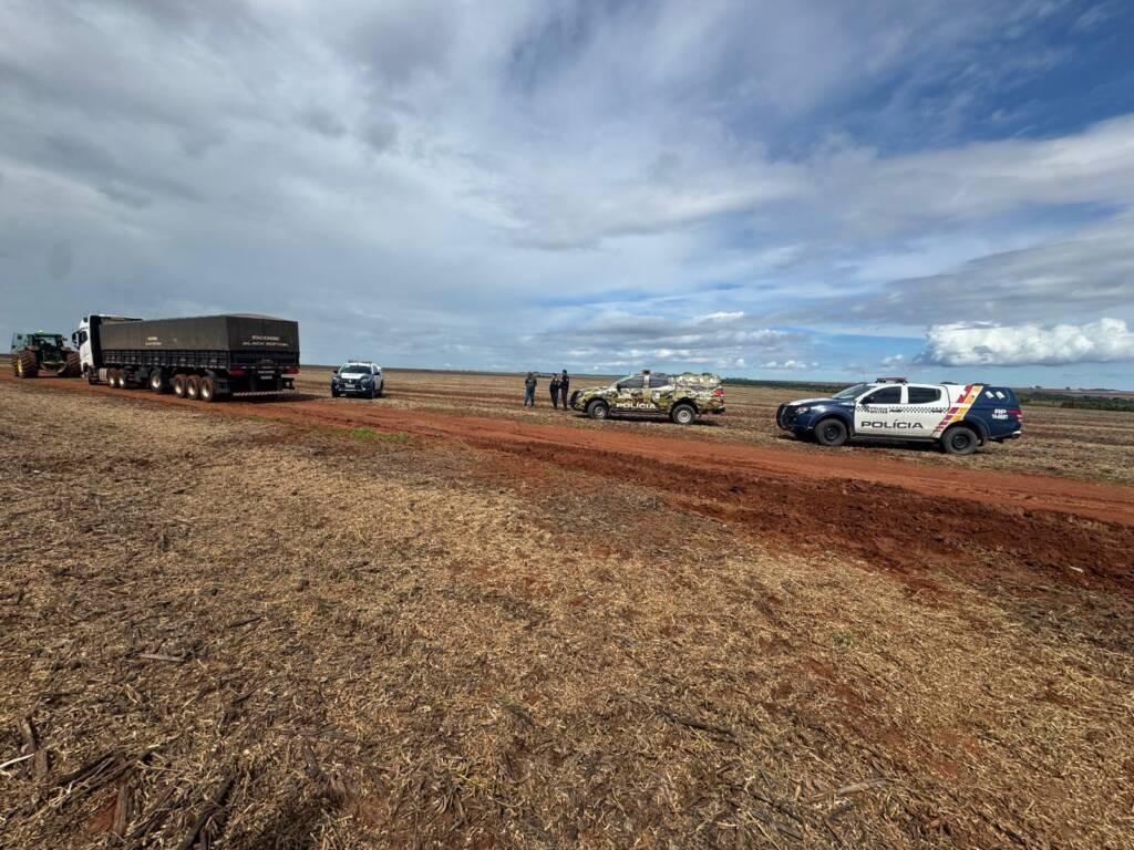 Polícia Militar recuperou carreta roubada com 39 toneladas de soja em área rural de Diamantino