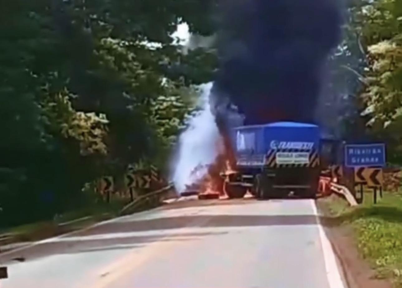 Acidente na BR-364 hoje: Colisão entre três carretas deixa um morto e pista interditada entre Jangada e Rosário Oeste