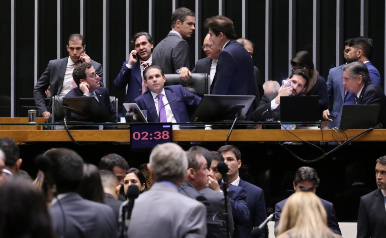 Votação de projeto sobre socorro a bancos é adiada