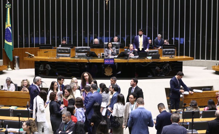 Câmara aprova coleta de dados sobre o impacto da crise climática na vida de mulheres e meninas