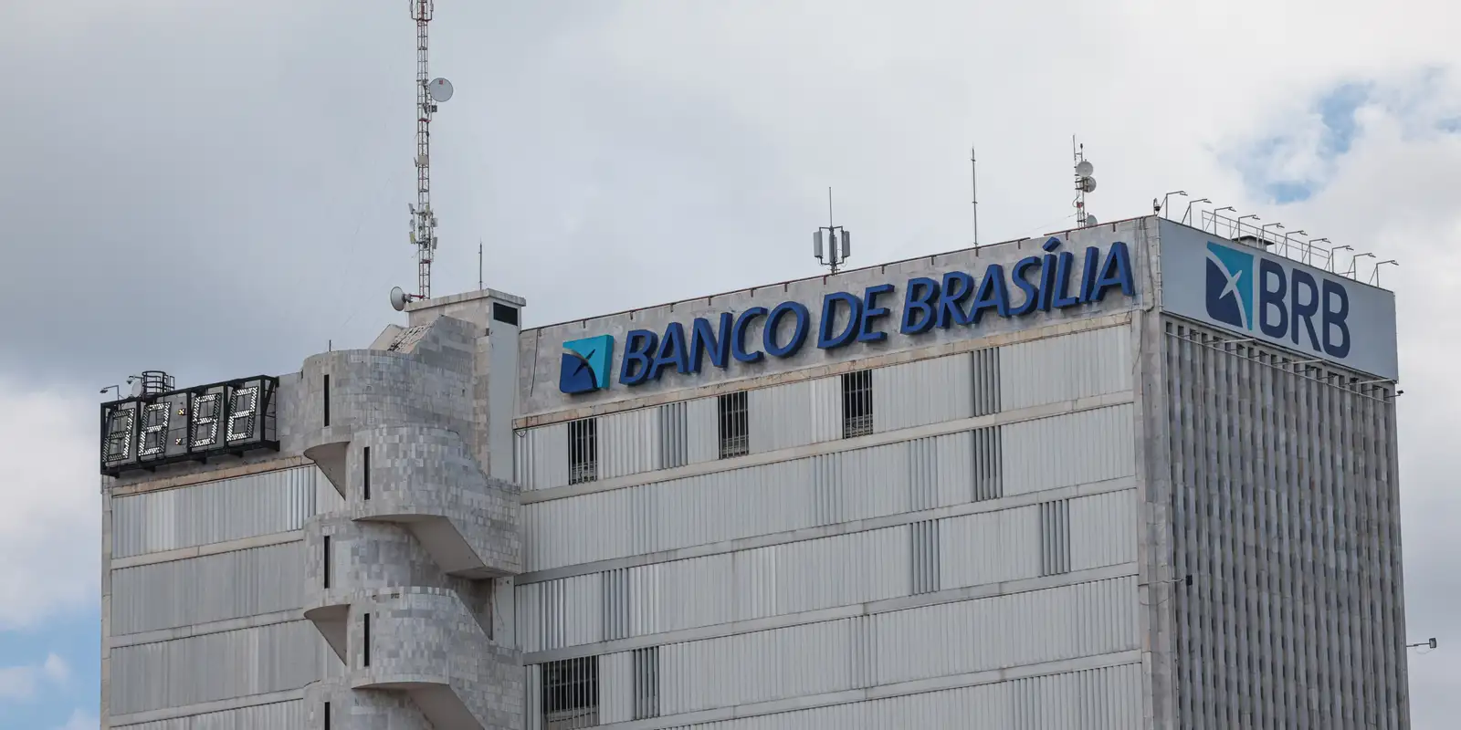 Câmara Legislativa do DF autoriza uso de bens públicos para socorrer o BRB