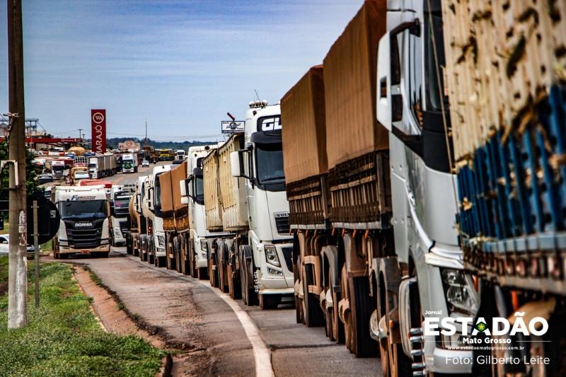 Caminhoneiros articulam paralisação nacional contra alta do diesel