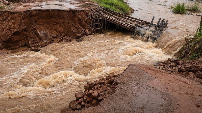 Chuvas deixam estradas destruídas e isolam moradores em MT