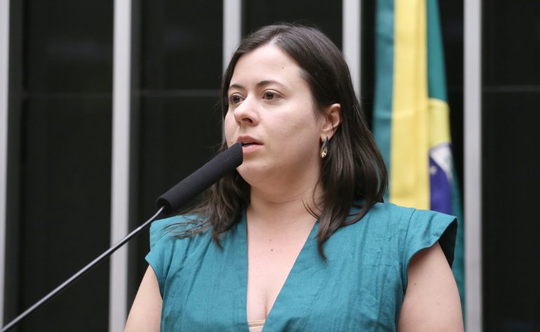 Comissão da Câmara aprova logística reversa para setor de livros didáticos e jurídicos