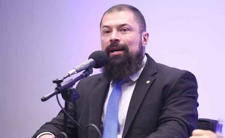 Comissão da Câmara aprova porte de arma para atiradores com registro de mais de um ano