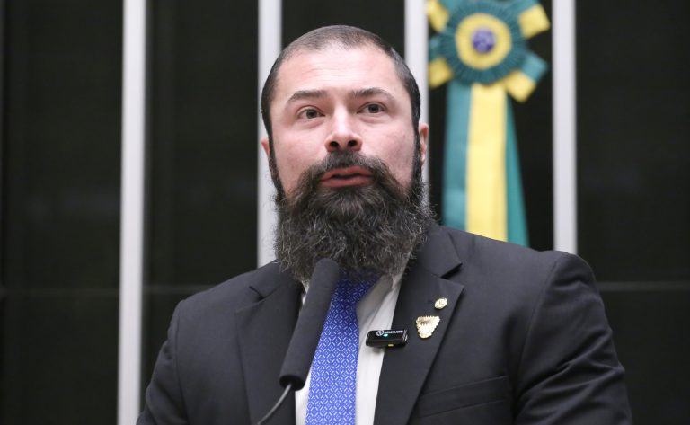 Deputados aprovam porte de arma para vigilantes mesmo fora do expediente