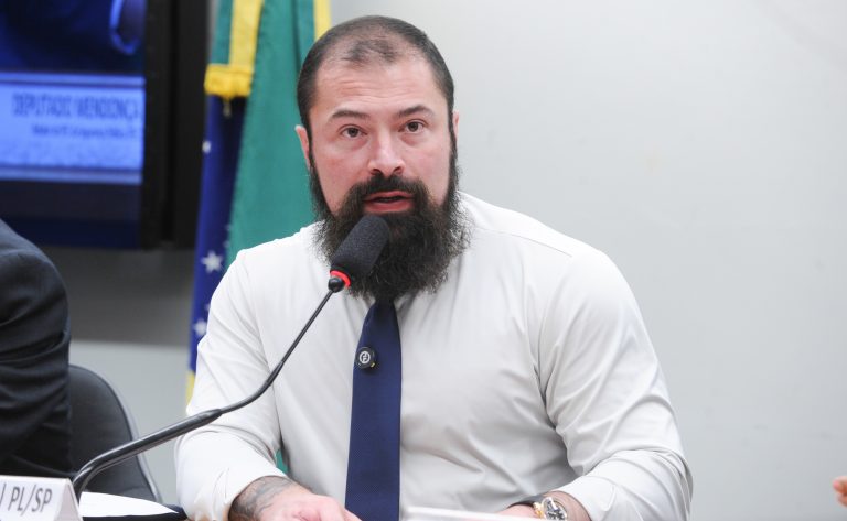 Comissão aprova proposta que iguala comércio de cigarros ilegais ao tráfico de entorpecentes