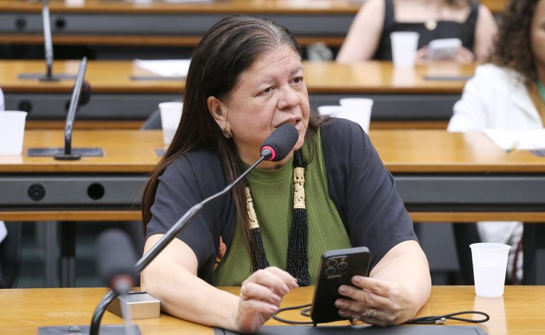 Proposta para limitar prazo de autorização de viagem de crianças ao exterior é aprovada por comissão