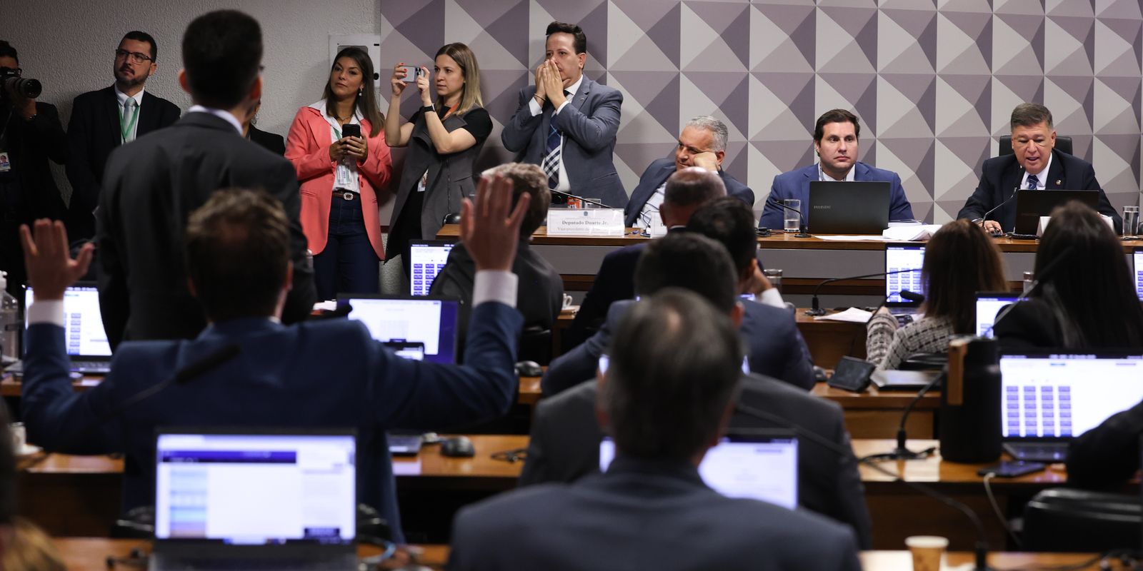 CPMI do INSS decide pela convocação de cunhado e ex-namorada de Daniel Vorcaro