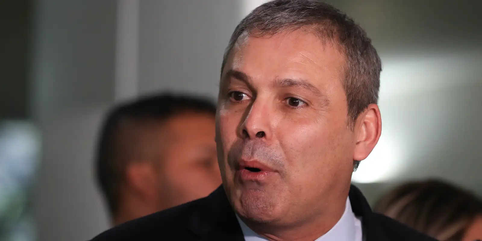 Lindbergh Farias aciona justiça contra reajuste de até 15% na conta de luz no Rio