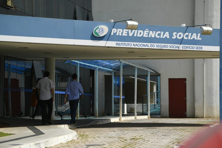 Lei que libera recursos do INSS para novo salário-paternidade é sancionada