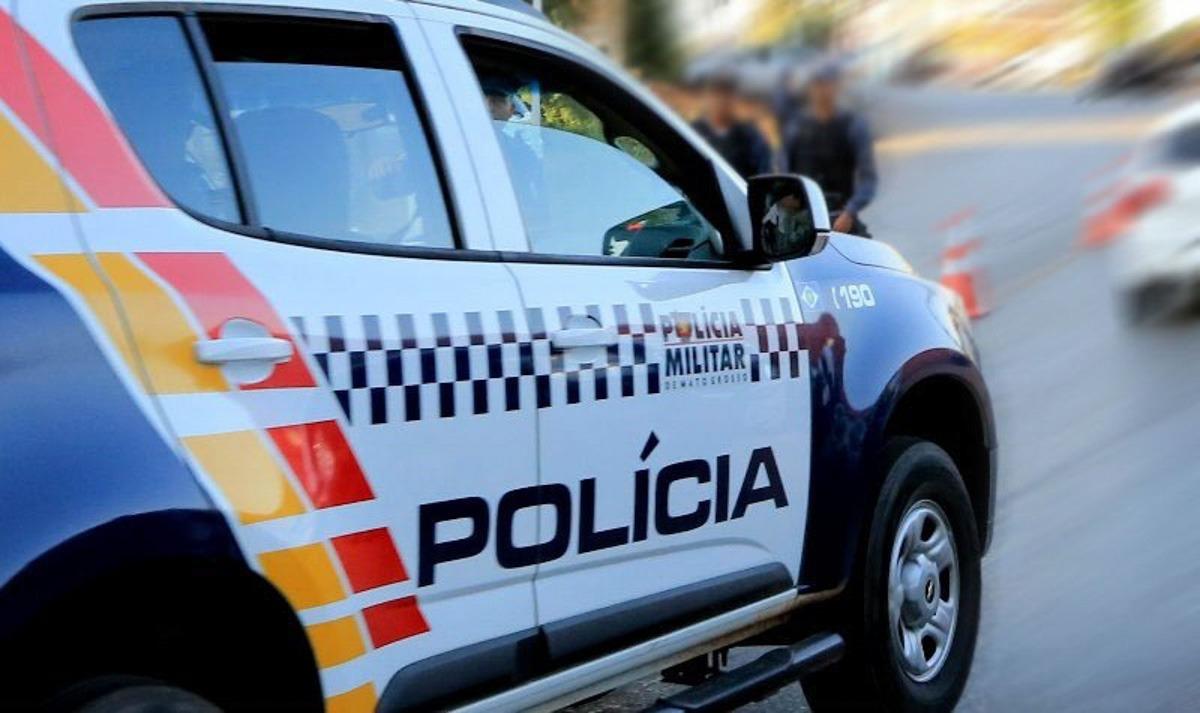 Falso motorista de aplicativo é preso após fugir com compras de passageiro e descarregar itens em casa