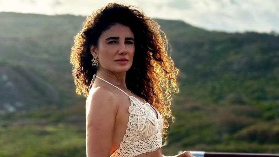 Paula Fernandes elege biquíni de crochê para curtir domingo ensolarado na praia