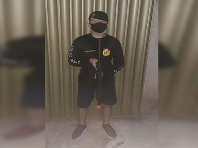 Policial fake é preso após posar com farda, boina, arma e… bermuda