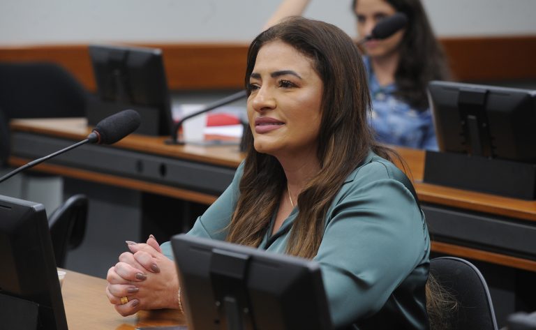Aplicativos de transporte terão que oferecer opção de motorista mulher para passageiras