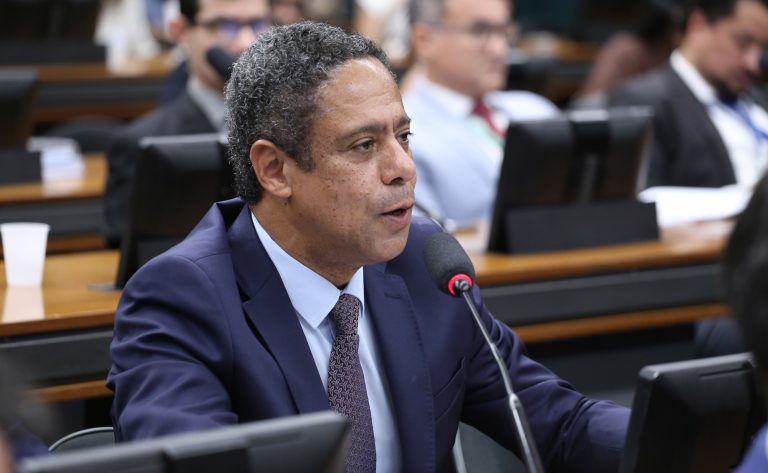 Proposta visa salário mínimo para estagiários e institui sistema de cotas