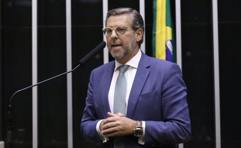 Projeto de lei propõe testes rápidos para identificar metanol em bebidas durante fiscalização