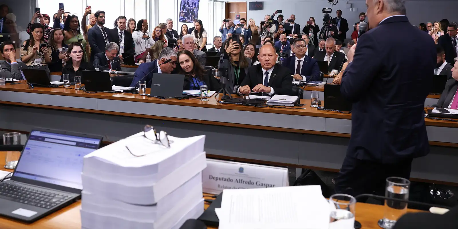 Relatório final da CPMI do INSS recomenda indiciamento de 216 pessoas