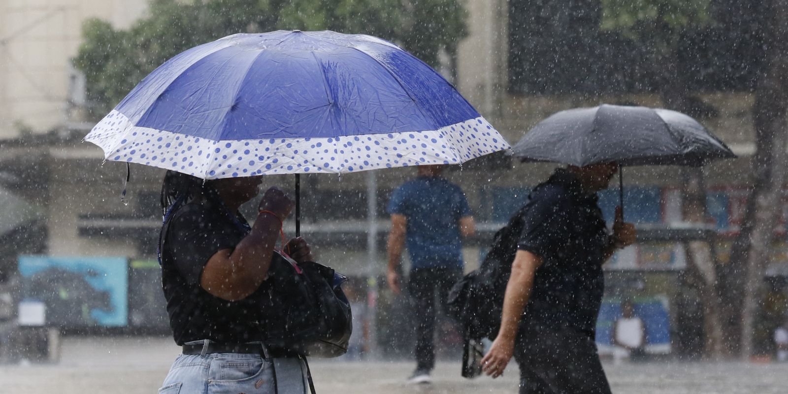 Dezessete estados recebem alerta laranja do Inmet para chuvas intensas