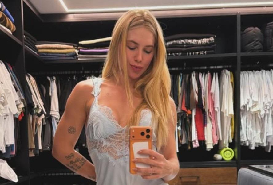 Virginia Fonseca posa em frente ao espelho com babydoll azul bebê
