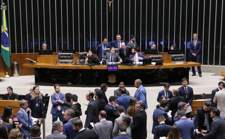 Câmara dos Deputados aprova aumento de multas para adulteração de combustíveis