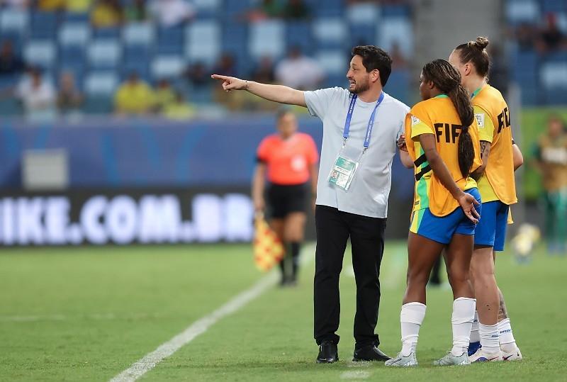 Embaladas por goleadas, Brasil e Canadá decidem título na Arena Pantanal