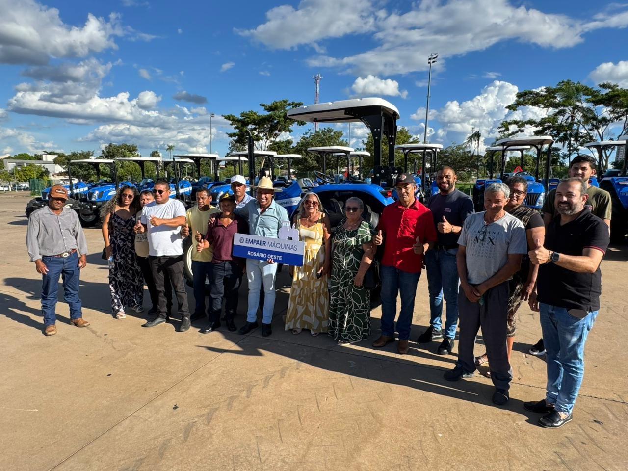 Juca do Guaraná participa de entrega de trator a produtores rurais em Rosário Oeste
