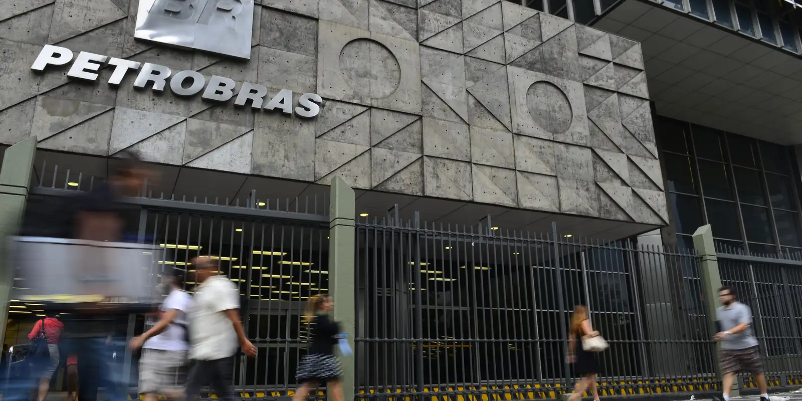 Petrobras afasta diretor após venda de gás com sobrepreço expressivo