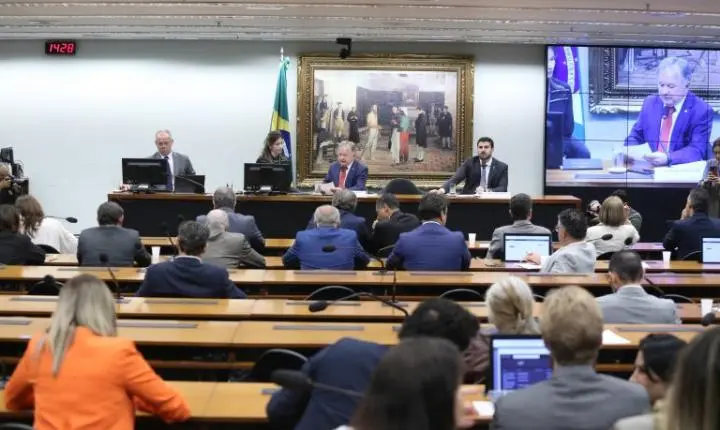 Comissão aprova sete candidatos ao TCU; plenário vota nesta terça-feira