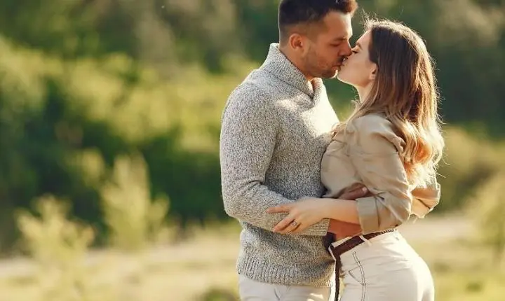 Homens que se relacionam com mulheres mais jovens tendem a ser mais felizes, diz pesquisa