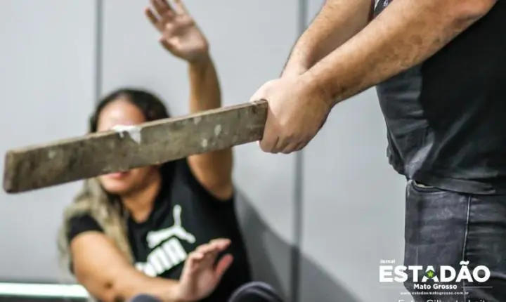 Mulher é espancada pelo ex e corre ensanguentada pelas ruas; filho é ameaçado