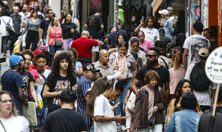 Brasil registra desaceleração no crescimento populacional e envelhecimento